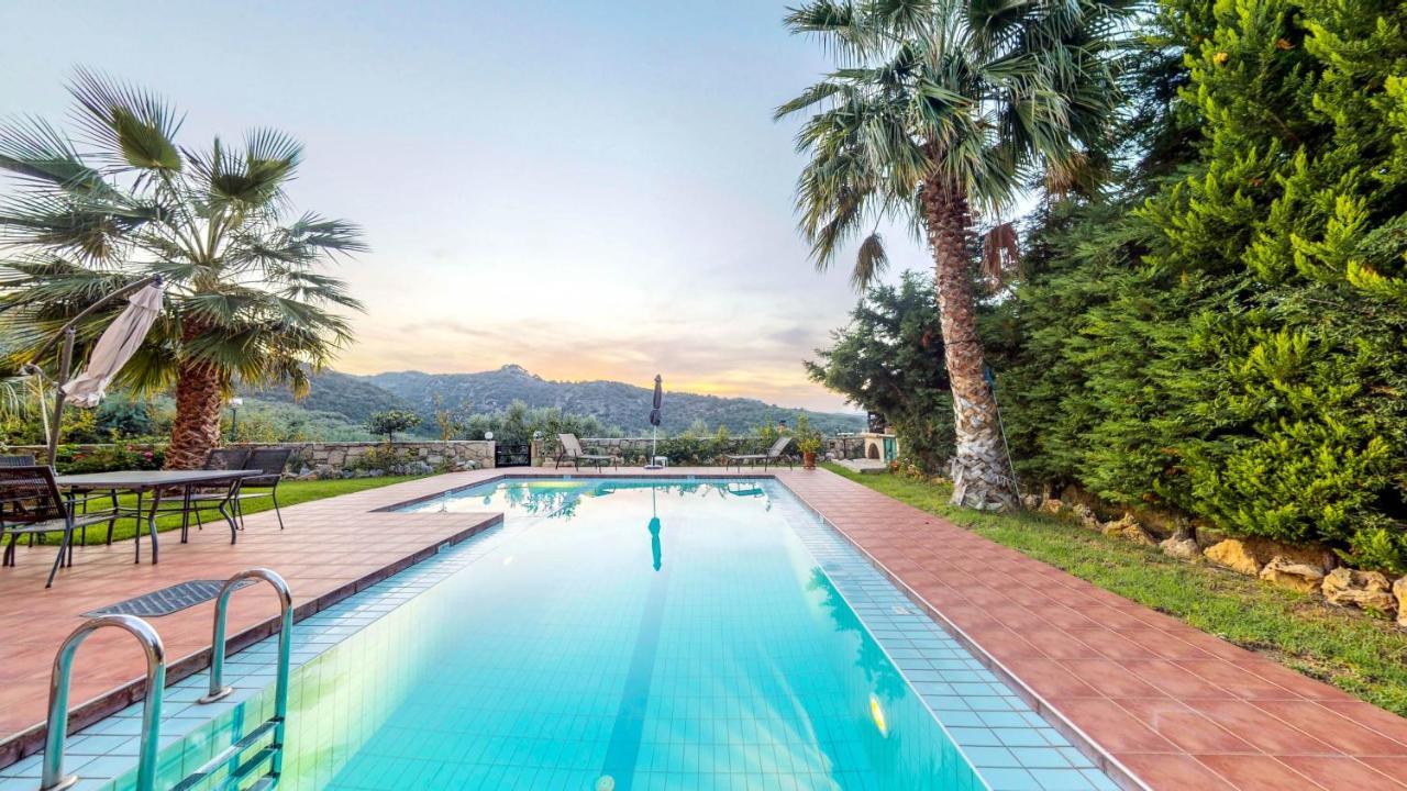 Meliades Villas Agia Marina エクステリア 写真